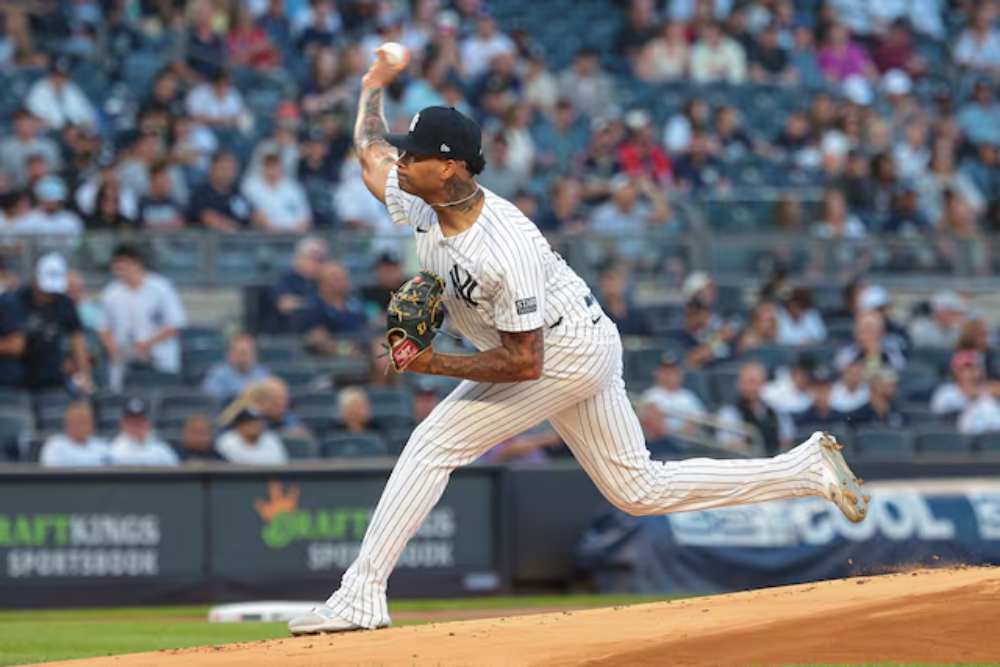 20 de agosto de 2024; Bronx, Nueva York, EE.UU.; El lanzador inicial de los Yankees de Nueva York Luis Gil (81) realiza un lanzamiento durante la primera entrada contra los Guardianes de Cleveland en el Yankee Stadium.