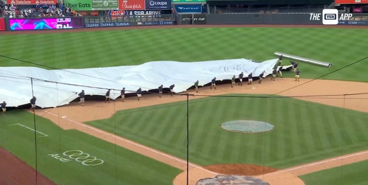 Lona cubriendo el Yankee Stadium debido al mal tiempo el 4 de agosto de 2024.