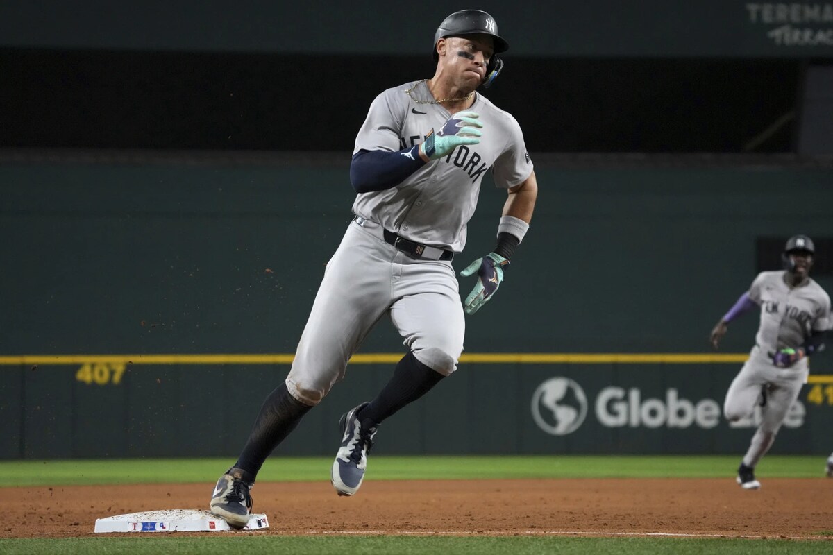 Aaron Judge, de los Yankees de Nueva York, rodea la tercera posición en su camino a anotar en un sencillo de dos carreras de Anthony Volpe durante la octava entrada de un partido de béisbol contra los Rangers de Texas el martes 3 de septiembre de 2024, en Arlington, Texas.