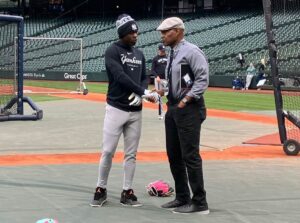 Mariners TV voice Dave Sims chatted with Yankees third baseman Jazz Chisholm before calling Tuesday night's game at T-Mobile Park in Seattle.