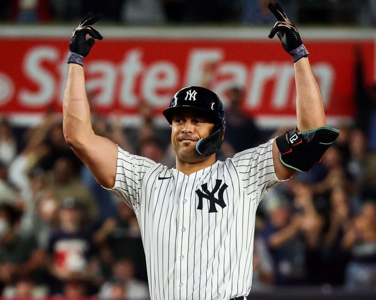 Giancarlo Stanton, de los Yankees, celebra tras su jonrón contra los Orioles en el Bronx el 26 de septiembre de 2024.