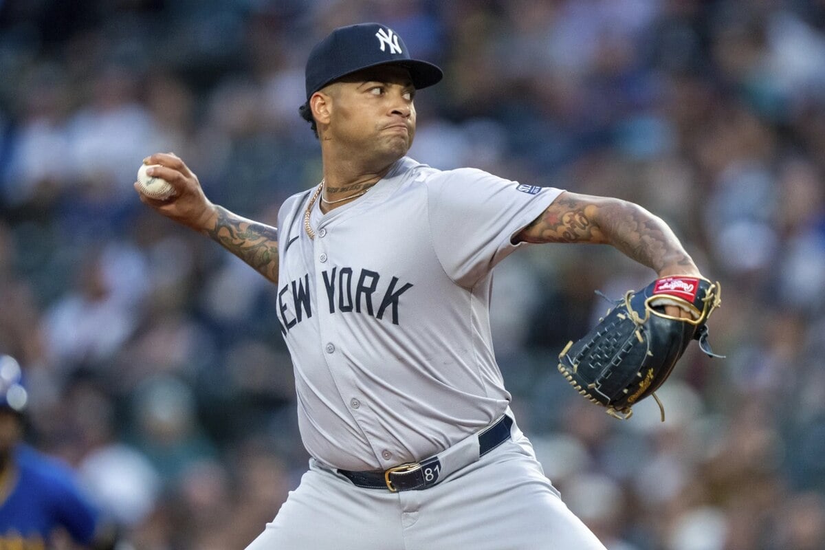 El abridor de los Yankees de Nueva York, Luis Gil, realiza un lanzamiento durante la primera entrada de un partido de béisbol contra los Marineros de Seattle, el martes 17 de septiembre de 2024, en Seattle.  