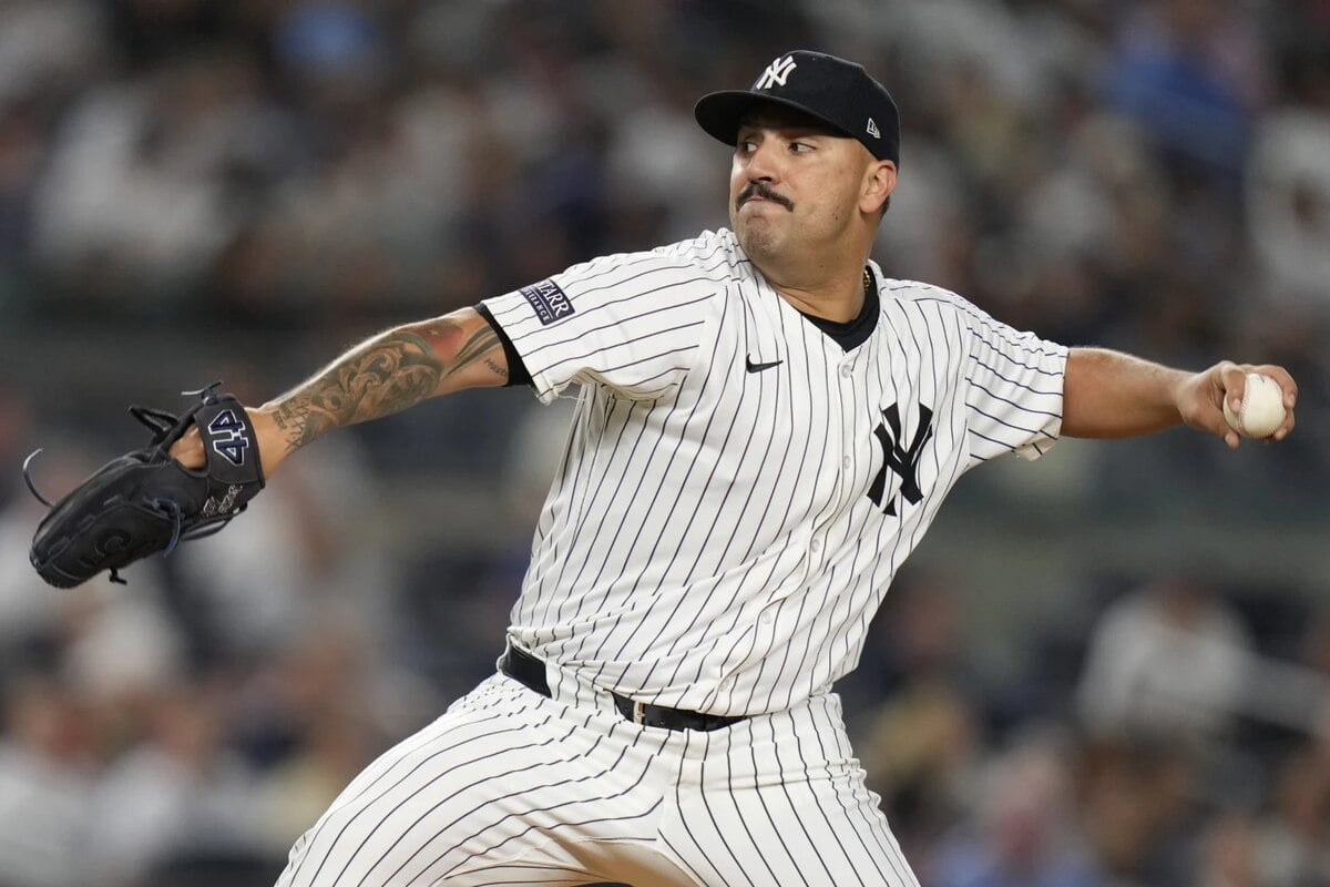 El lanzador de los Yankees de Nueva York Néstor Cortés lanza durante la cuarta entrada de un partido de béisbol contra los Medias Rojas de Boston en el Yankee Stadium el jueves 12 de septiembre de 2024, en Nueva York.