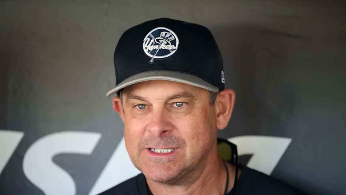 1 de junio de 2024; San Francisco, California, EE.UU.; Aaron Boone (17), entrenador de los Yankees de Nueva York, reacciona a la pregunta de un periodista mientras habla con los medios de comunicación antes del partido entre los Gigantes de San Francisco y los Yankees de Nueva York en Oracle Park.