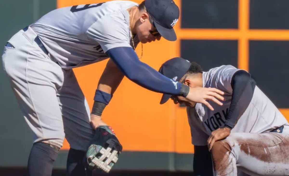 Aaron Judge, de los New York Yankees, revisando a su compañero Juan Soto tras un choque con la pared del campo durante un partido contra los Seattle Mariners.  
