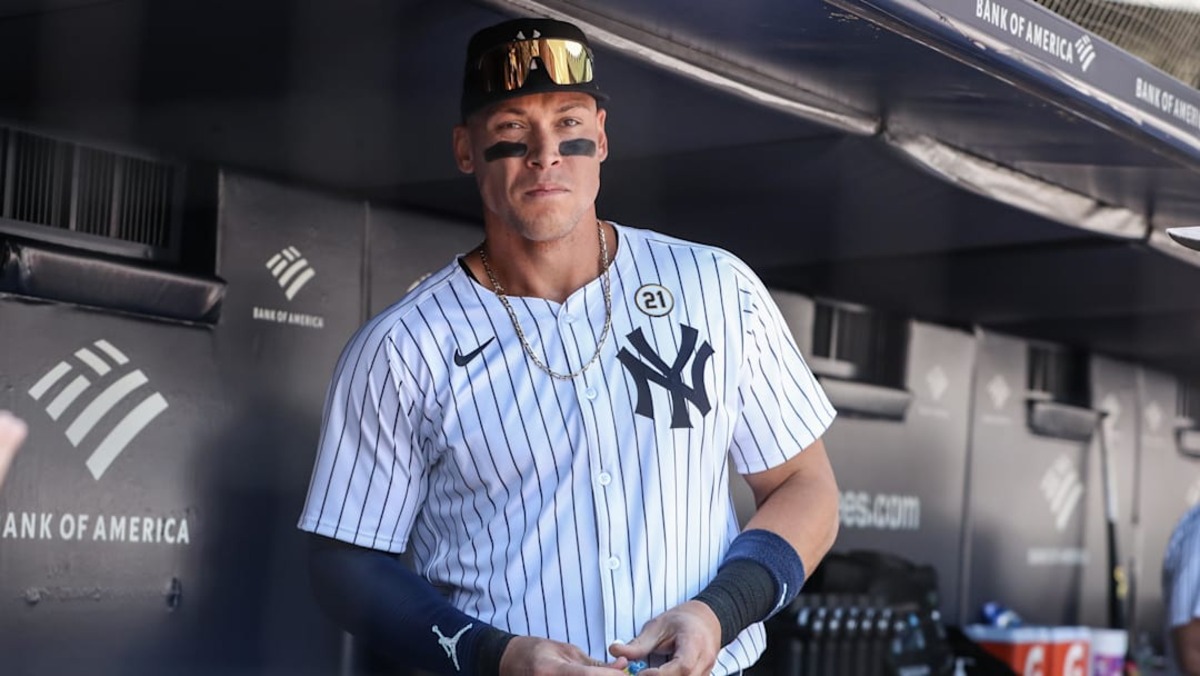 15 de septiembre de 2024; Bronx, Nueva York, EE.UU.; Aaron Judge (99), jardinero central de los Yankees de Nueva York, se prepara para saltar al campo contra los Medias Rojas de Boston en el Yankee Stadium.