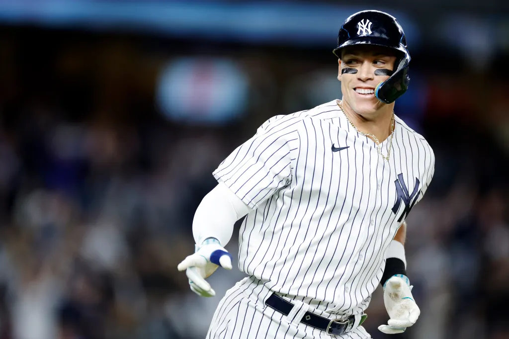 Aaron Judge, de los Yankees de Nueva York, se mantiene firme en el home plate, a mitad del swing, tras un periodo de dificultades en agosto y septiembre.