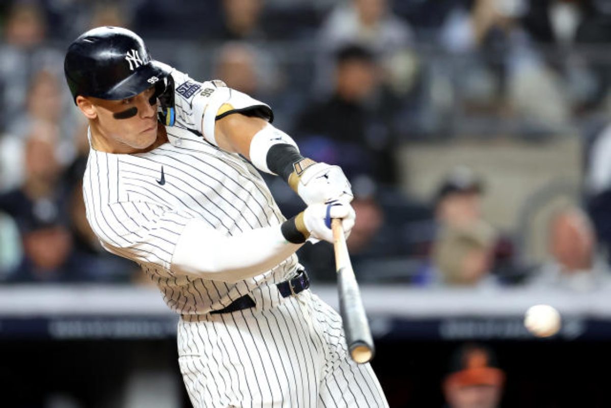 Aaron Judge, jardinero de los Yankees de Nueva York, fue tachado de la alineación inicial antes del partido retrasado por la lluvia contra los Piratas de Pittsburgh en el Yankee Stadium.