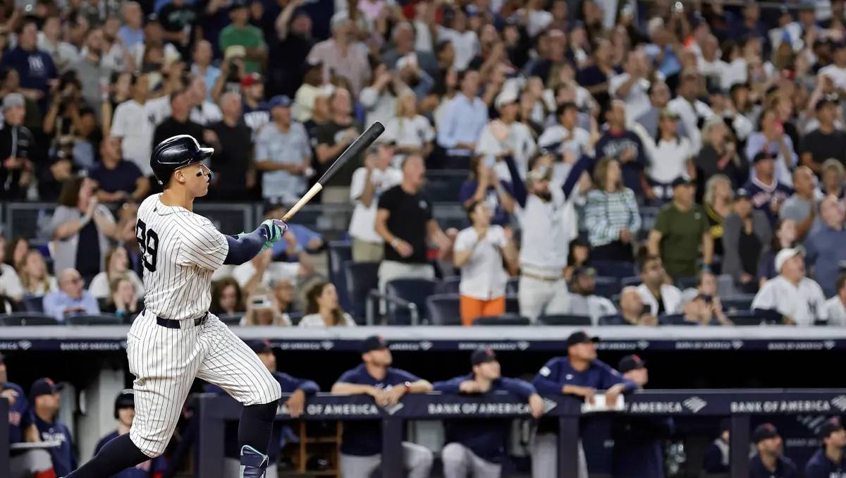 Aaron Judge, de los Yankees de Nueva York, batea un grand slam durante la séptima entrada de un partido de béisbol al bate el viernes 13 de septiembre de 2024, en Nueva York.