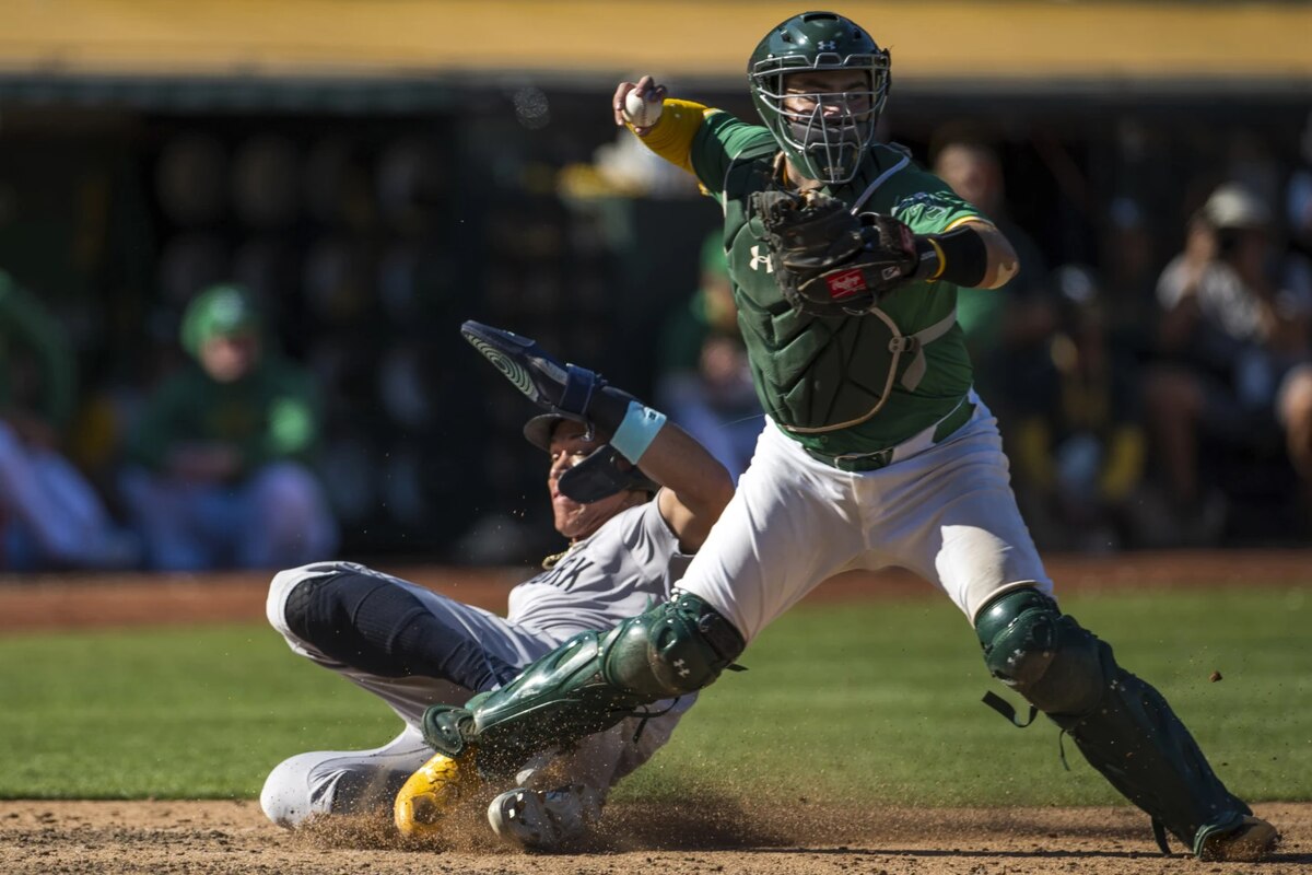 Aaron Judge, de los New York Yankees, es forzado a salir en home por Shea Langeliers, receptor de los Oakland Athletics, durante la novena entrada de un partido de béisbol en Oakland, California, el domingo 22 de septiembre de 2024.