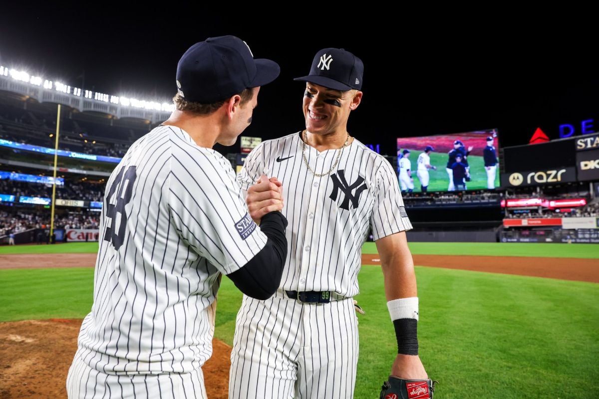 Aaron Judge, capitán de los Yankees, se toma el día libre durante el partido de los Yankees contra los Piratas, mientras los Bombarderos del Bronx se centran en asegurarse el primer puesto de la Liga Americana de cara a la postemporada.
Judge, en el banquillo, observa a sus compañeros desde la banda. 