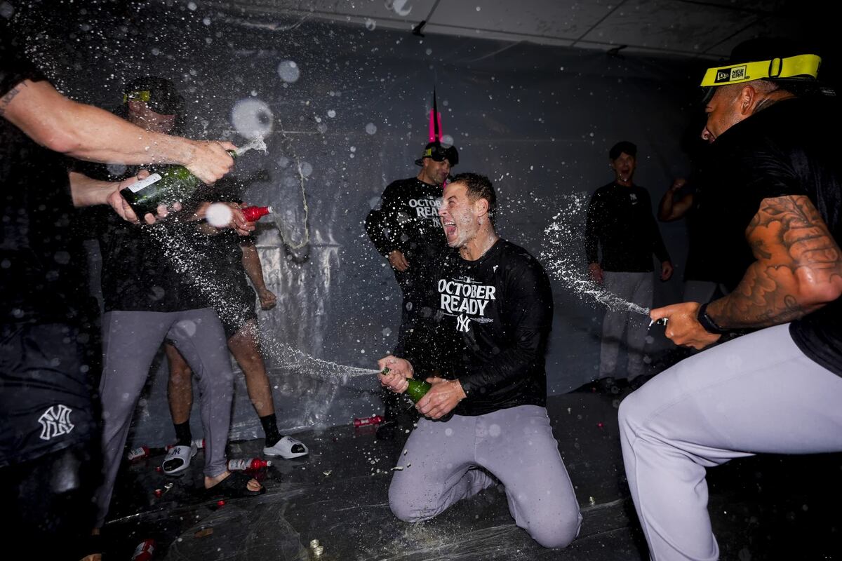 New York Yankees’ Anthony Rizzo, center, celebrates clinching a playoff spot with teammates after a 2-1 win in 10 innings over the Seattle Mariners in a baseball game Wednesday, Sept. 18, 2024, in Seattle.