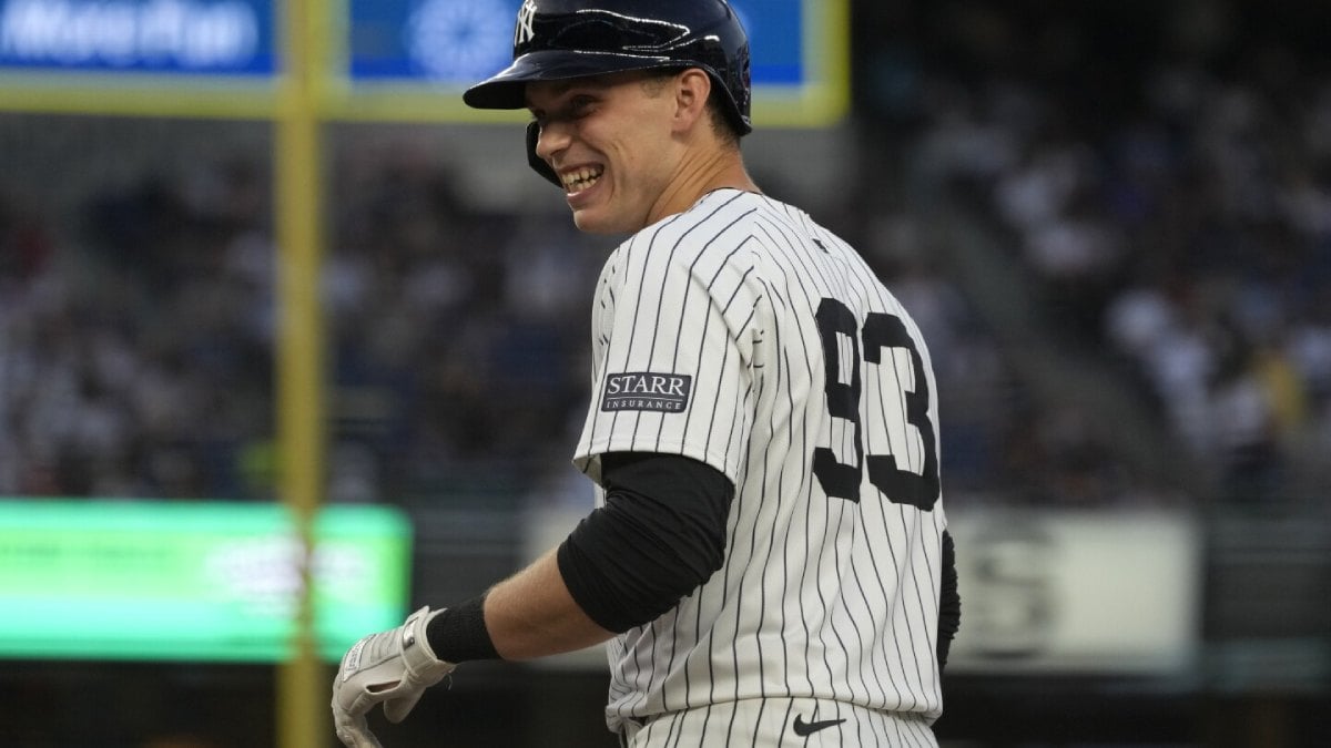 Ben Rice, primera base de los Yankees de Nueva York, reacciona ante los gritos de ánimo de los aficionados durante un partido en 2024