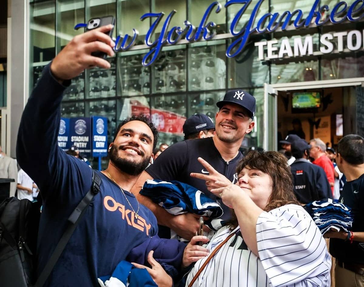 Carlos Rodón está con los aficionados en una tienda de los Yankees de Nueva York en el Bronx en septiembre de 2024.