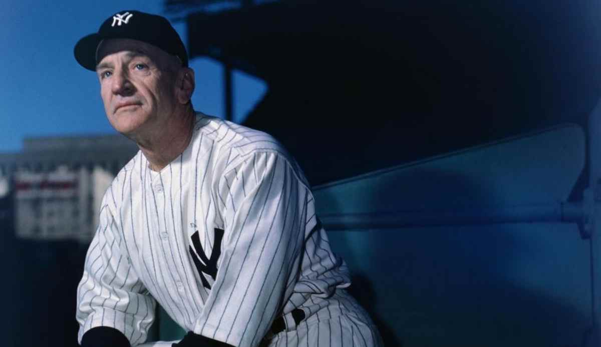 El ex entrenador de los Yankees Casey Stengel, con un uniforme clásico de los Yankees en el Yankee Stadium.
Stengel dirigió a los Yankees en siete Series Mundiales entre 1949 y 1960. 