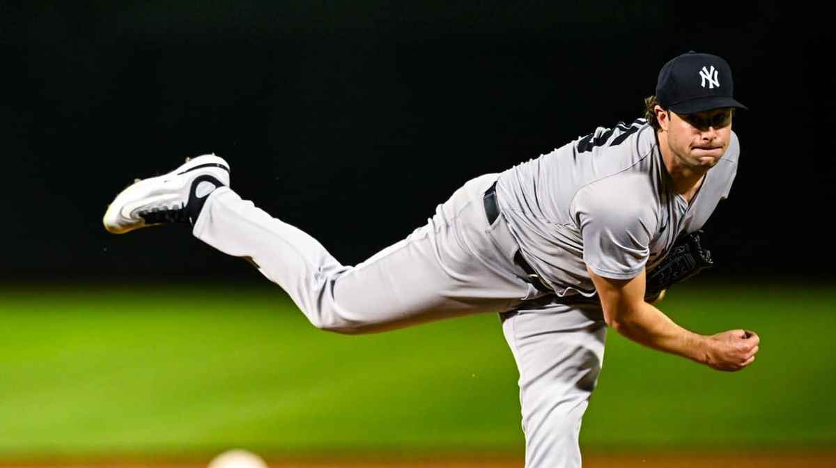 Gerrit Cole, lanzador de los Yankees de Nueva York, se prepara para lanzar durante un partido de la temporada regular de 2024, mostrando su dominante presencia en el montículo.