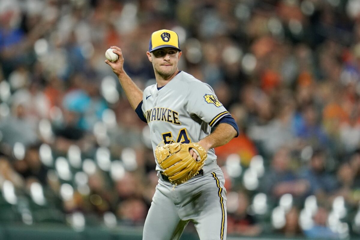 Jake Cousins, ahora brazo clave del bullpen de los Yankees, lanzando en un partido de ligas menores de los Brewers.
Cousins, que fue incluido en la lista de lesionados de 15 días por una distensión en el pectoral derecho, es captado a mitad de lanzamiento, mostrando su lanzamiento durante su estancia en el sistema de granjas de los Brewers. 