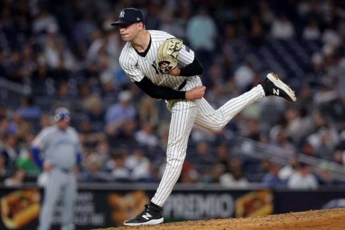 Jake Cousins, relevista de los Yankees de Nueva York, en el montículo durante un partido del 19 de septiembre contra los Mariners de Seattle, antes de abandonar antes de tiempo debido a una notable disminución de la velocidad.