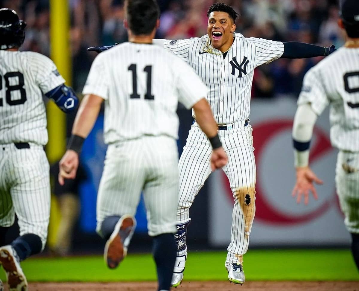 Juan Soto, a la derecha, de los Yankees de Nueva York, reacciona tras batear la base ganadora durante la décima entrada de un partido de béisbol contra los Medias Rojas de Boston en el Yankee Stadium, el jueves 12 de septiembre de 2024, en Nueva York.