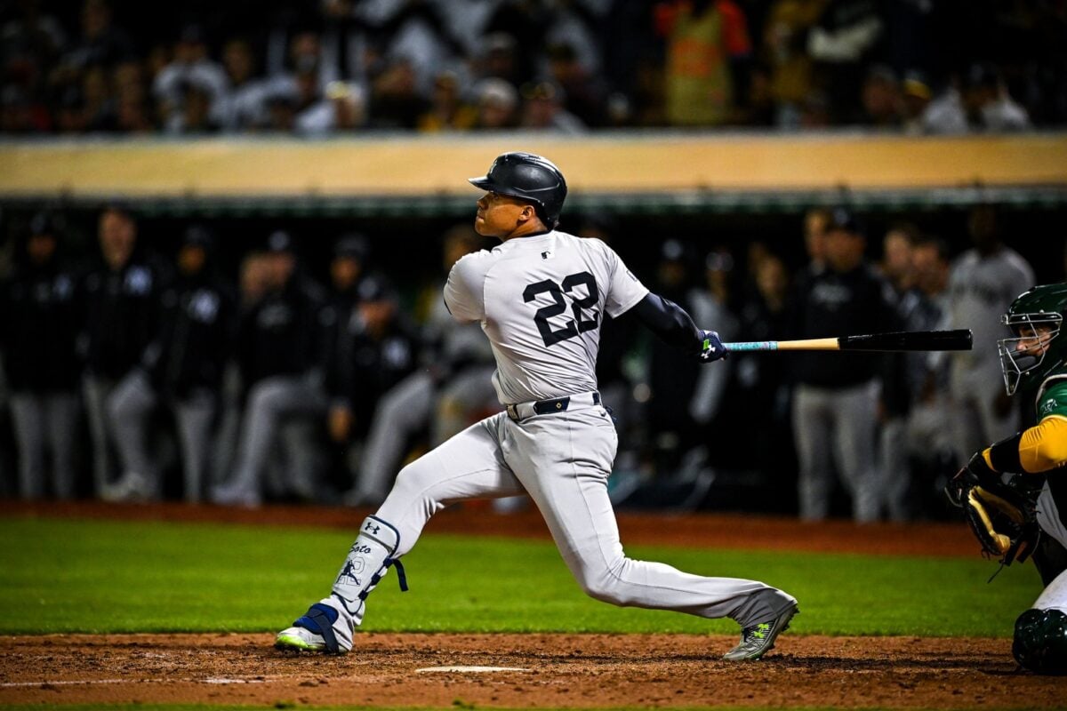 Juan Soto batea un hit decisivo, tras entrar como bateador emergente contra los Oakland Athletics el 20 de septiembre de 2024.