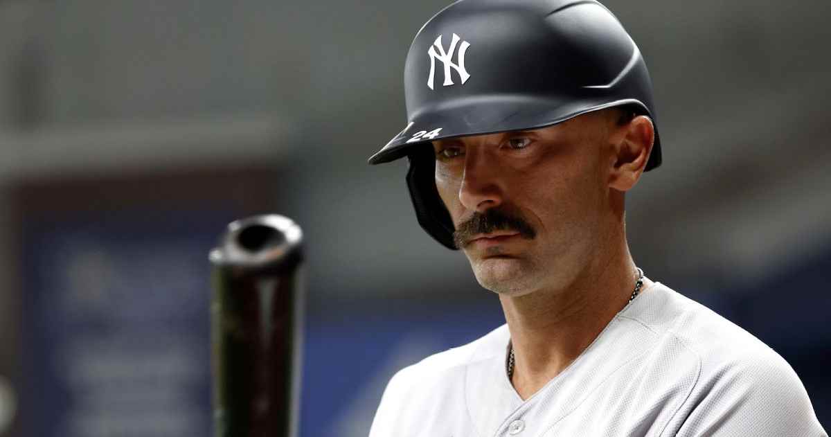 
  Matt Carpenter, con su camiseta de los Yankees, se mantiene firme en el plato durante un partido de 2022, realizando una de sus destacadas actuaciones que le granjearon el cariño de los aficionados del Bronx.