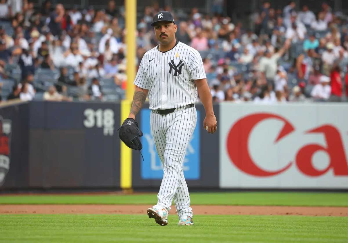 Nestor Cortes #65 de los Yankees de Nueva York reacciona mientras Luken Baker #26 de los Cardenales de San Luis rodea las bases con su jonrón durante la cuarta entrada cuando los Yankees de Nueva York jugaron contra los Cardenales de San Luis el domingo 1 de septiembre de 2024.