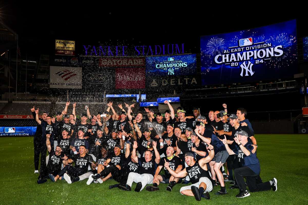 Los Yankees de Nueva York celebran tras ganar el título de la AL Este en el Yankee Stadium el 26 de septiembre de 2024.