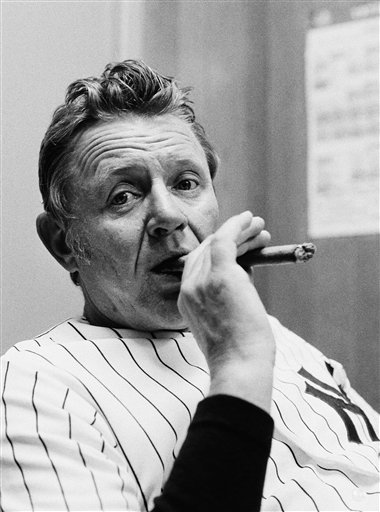 Ralph Houk, ex manager de los Yankees, con una camiseta de los Yankees durante su mandato de 1961 a 1963, en el que condujo al equipo a dos títulos de las Series Mundiales.