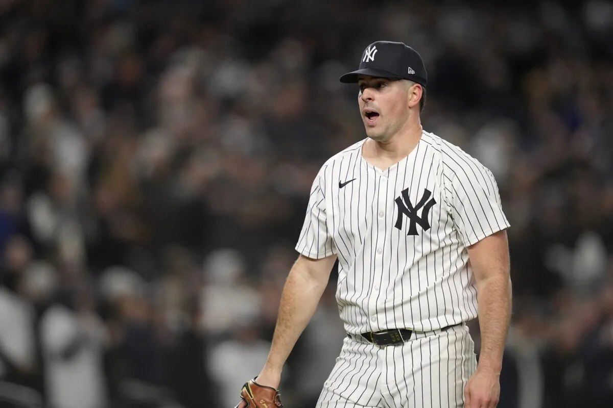 El lanzador inicial de los Yankees de Nueva York, Carlos Rodón, reacciona mientras lanza contra los Guardianes de Cleveland durante la sexta entrada del Juego 1 de la Serie de Campeonato de la Liga Americana de Béisbol, el lunes 14 de octubre de 2024, en Nueva York.