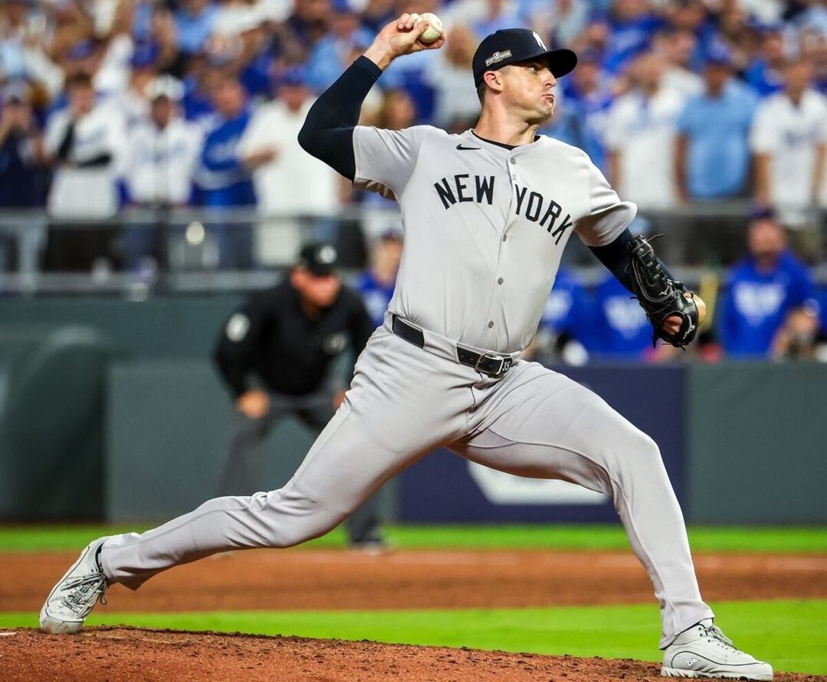 El lanzador de relevo de los Yankees, Clay Holmes, en acción contra los Royals en el Kauffman Stadium en el tercer partido de la ALDS, el 9 de octubre de 2024.