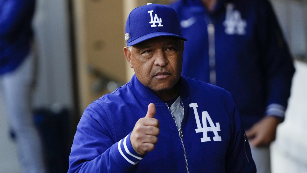 El entrenador de los Dodgers de Los Ángeles, Dave Roberts, en el banquillo durante el cuarto partido de la serie de división de la NL contra los Padres de San Diego, el 9 de octubre en San Diego.