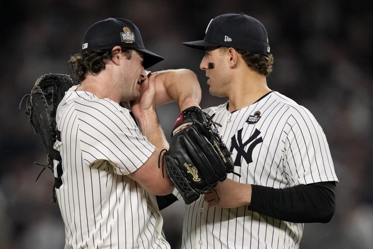 El primera base de los Yankees de Nueva York Anthony Rizzo (48) habla con el lanzador inicial Gerrit Cole durante la quinta entrada del quinto partido de la Serie Mundial de béisbol contra los Dodgers de Los Ángeles, el miércoles 30 de octubre de 2024, en Nueva York.