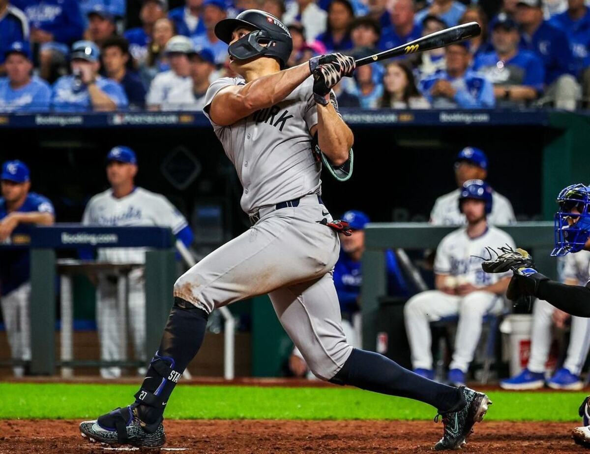 Giancarlo Stanton, de los Yankees, batea un jonrón que selló la victoria por 3-2 sobre los Royals en el Kauffman Stadium en el tercer partido de la ALDS, el 9 de octubre de 2024.