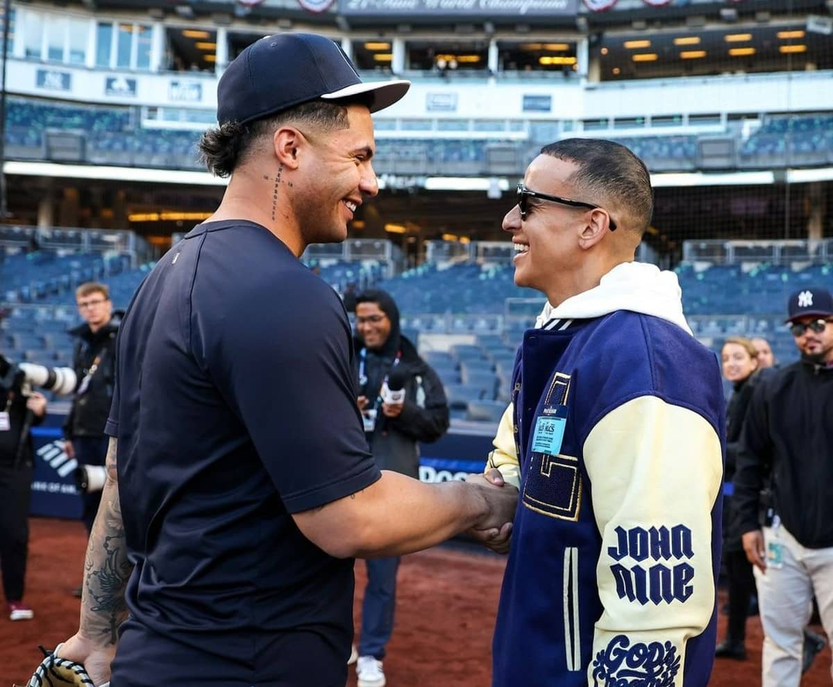 Gleyber Torres está con Daddy Yankees en el Yankee Stadium antes de la victoria de los Yankees en el 2º partido de la ALCS contra los Guardianes el 15 de octubre de 2024.