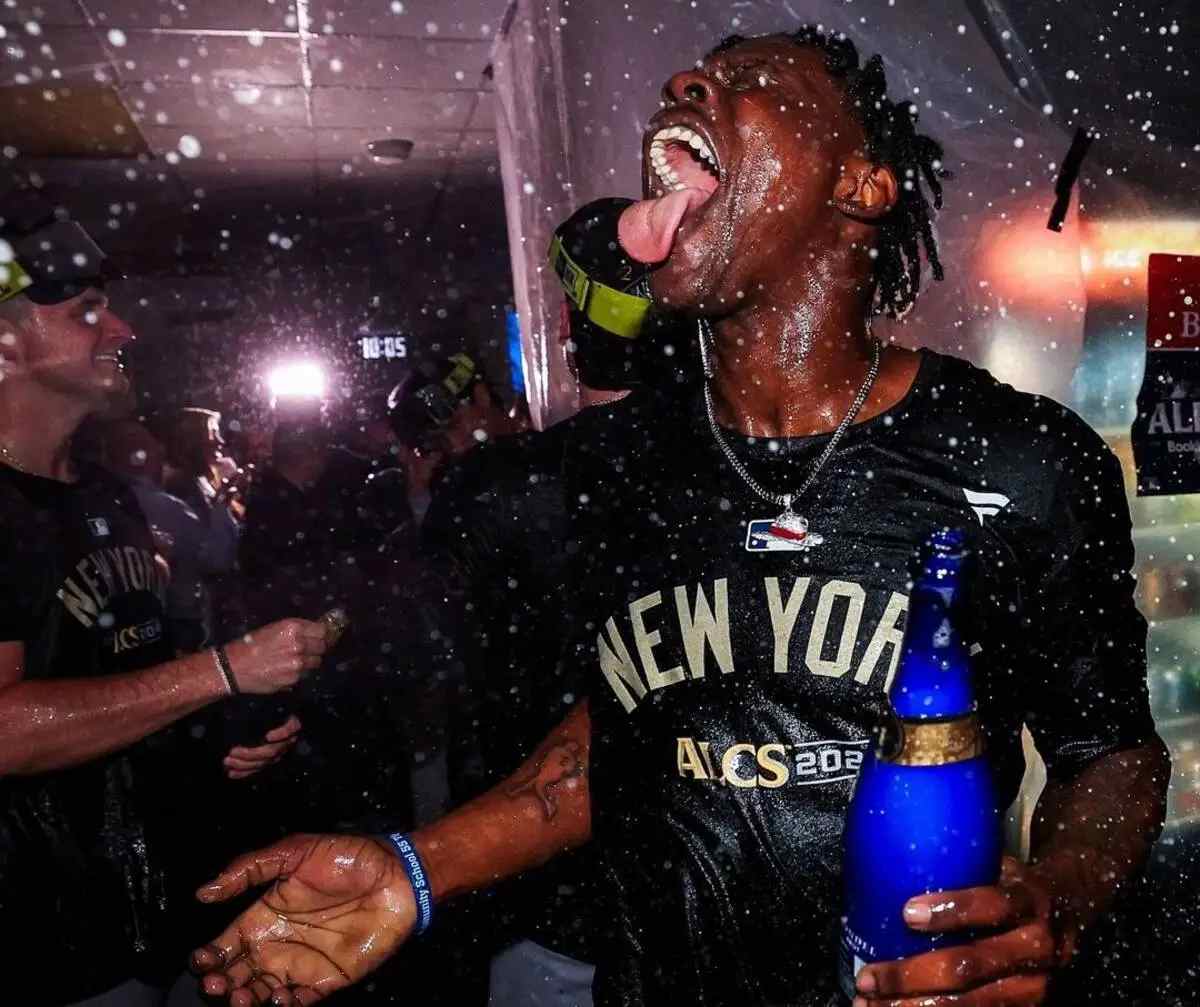 Jazz Chisholm celebrando tras la victoria de los Yankees en la ALCS sobre los Guardianes el 19 de octubre de 2024. Será la primera vez que juegue en las Series Mundiales con los Yankees. 