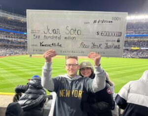 Yankees fan Jon Mudry and wife offer a $600M check to Juan Soto to re-sign.