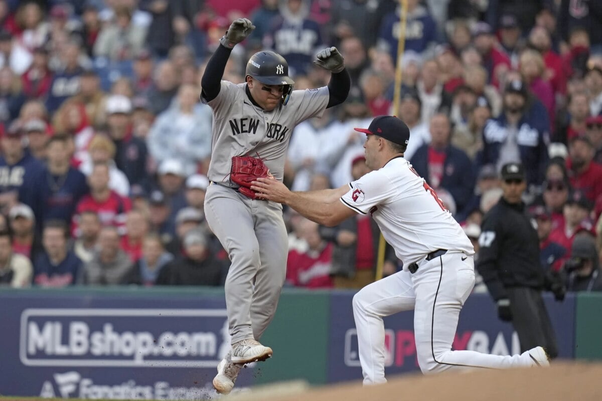 José Trevino (izquierda), de los Yankees de Nueva York, es eliminado por el lanzador inicial de los Guardianes de Cleveland, Matthew Boyd, durante la segunda entrada del tercer partido de la Serie de Campeonato de la Liga Americana de Béisbol, el jueves 17 de octubre de 2024, en Cleveland.