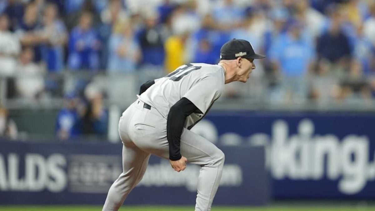 El lanzador de los Yankees de Nueva York Luke Weaver (30) celebra una victoria sobre los Reales de Kansas City durante el cuarto partido de los ALDS de los Playoffs de la MLB 2024 en el Kauffman Stadium.