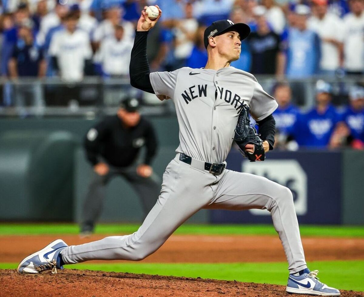 El cerrador de los Yankees Luke Weaver entra en acción en la victoria por 3-2 sobre los Royals en el Kauffman Stadium en el tercer partido de la ALDS, el 9 de octubre de 2024.