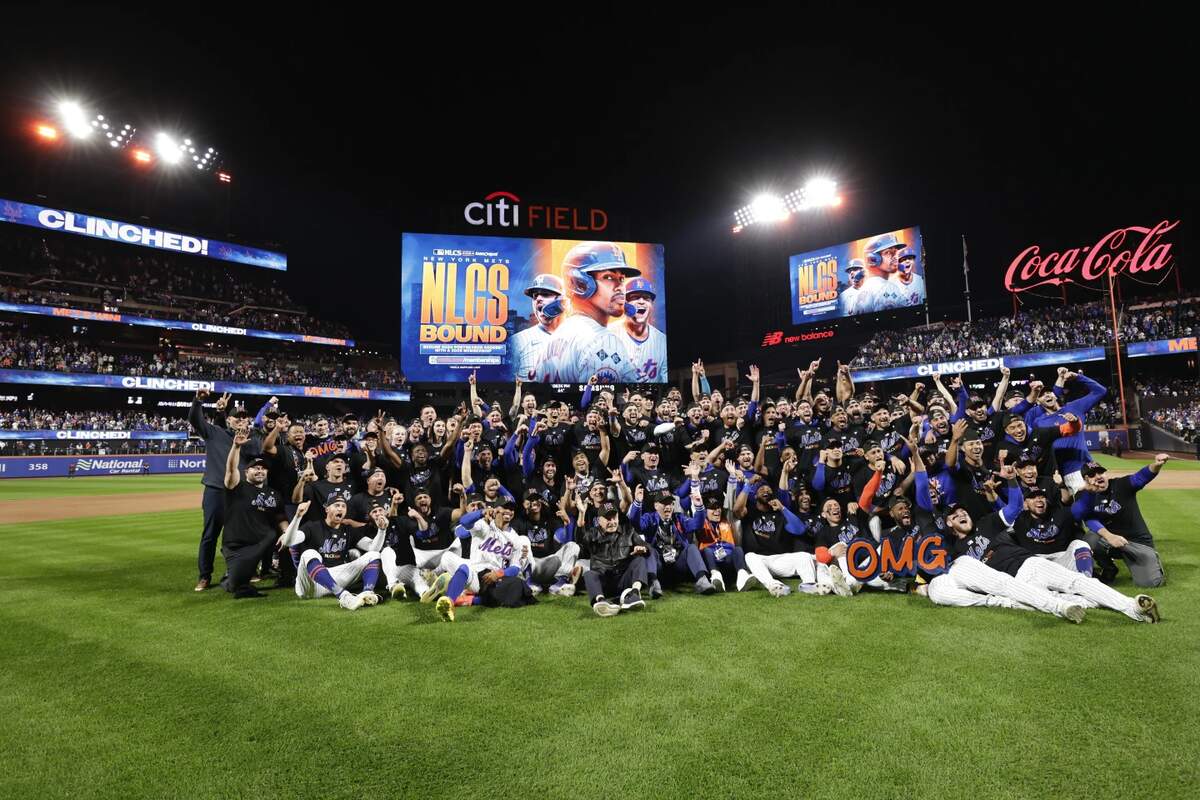 Los Mets de Nueva York posan para una foto de grupo en el campo tras derrotar a los Filis de Filadelfia en el cuarto partido de la serie de playoffs de béisbol de la Liga Nacional, el miércoles 9 de octubre de 2024, en Nueva York.  