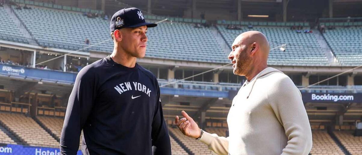 Aaron Judge, de los Yankees, hablando con Derek Jeter horas antes del primer partido de las Series Mundiales en el Dodger Stadium el 25 de octubre de 2024.