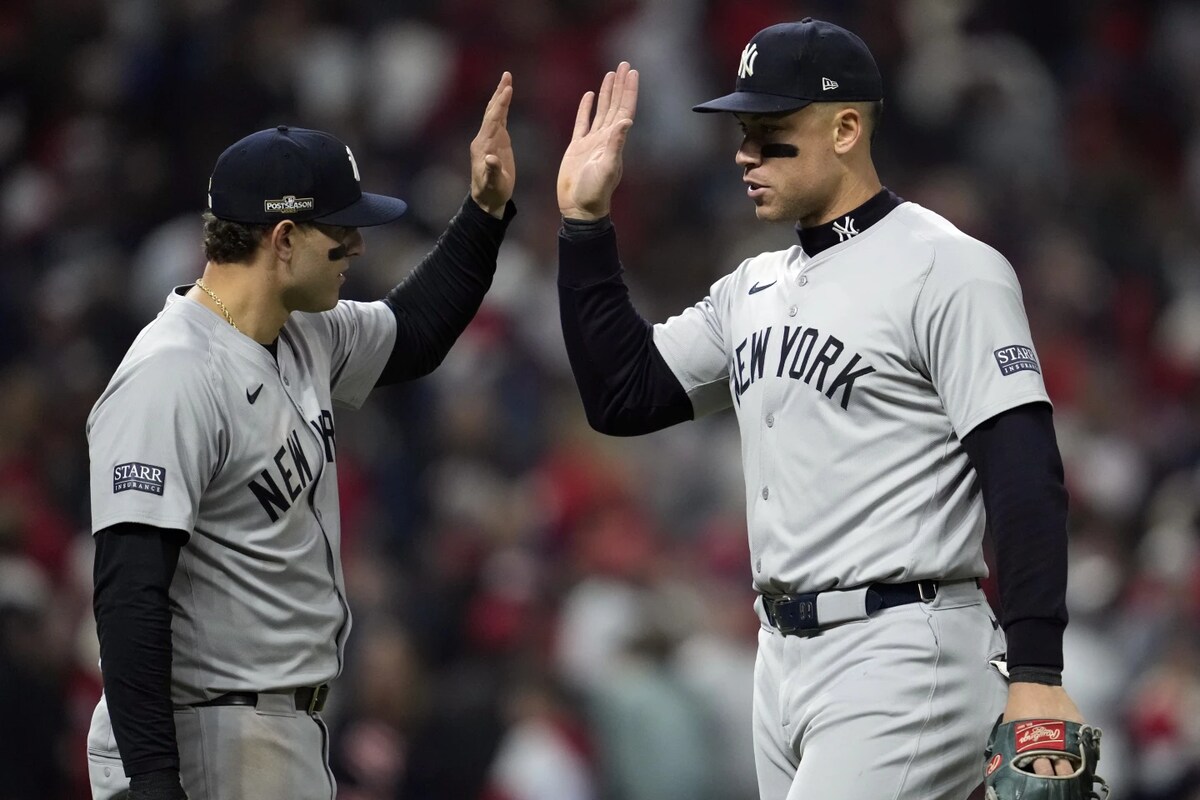 Aaron Judge, a la derecha, y Anthony Rizzo, de los Yankees de Nueva York, celebran tras el cuarto partido de la Serie de Campeonato de la Liga Americana de Béisbol contra los Guardianes de Cleveland, el viernes 18 de octubre de 2024, en Cleveland. Los Yankees ganaron 8-6 para tomar una ventaja de 3-1 en la serie al mejor de siete. 