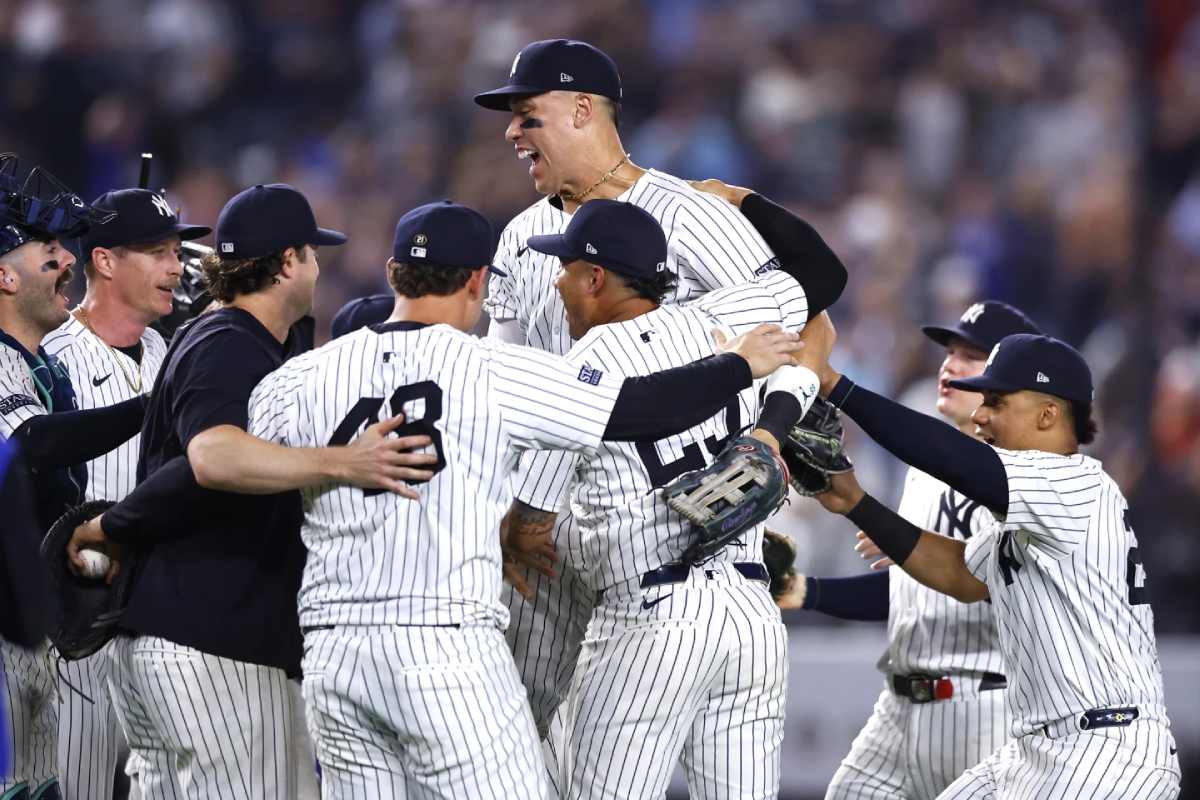 Aaron Judge celebrando con sus compañeros de los Yankees durante la temporada 2024