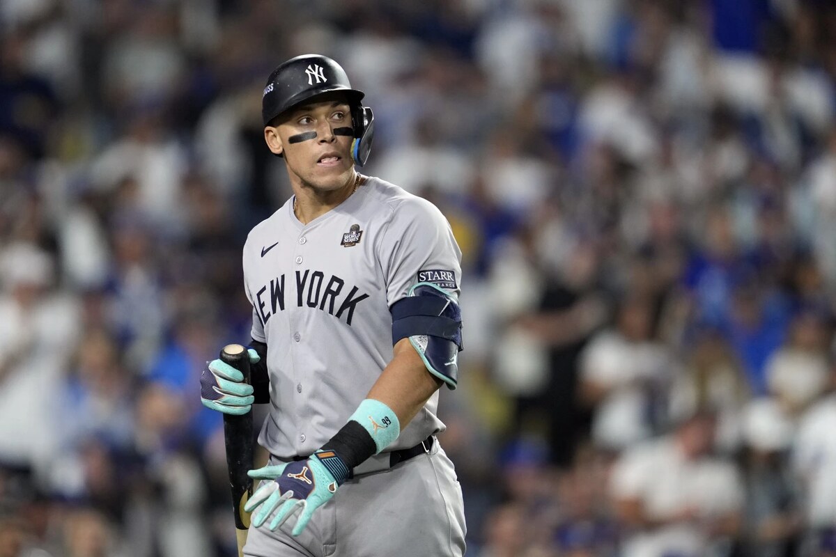 Aaron Judge, de los Yankees de Nueva York, camina de vuelta al banquillo después de poncharse contra los Dodgers de Los Ángeles durante la novena entrada del segundo partido de las Series Mundiales de béisbol, el sábado 26 de octubre de 2024, en Los Ángeles.