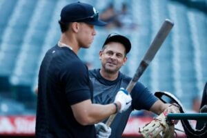 Yankees manager Aaron Boone talked with Aaron Judge during a batting practice session in 2024.