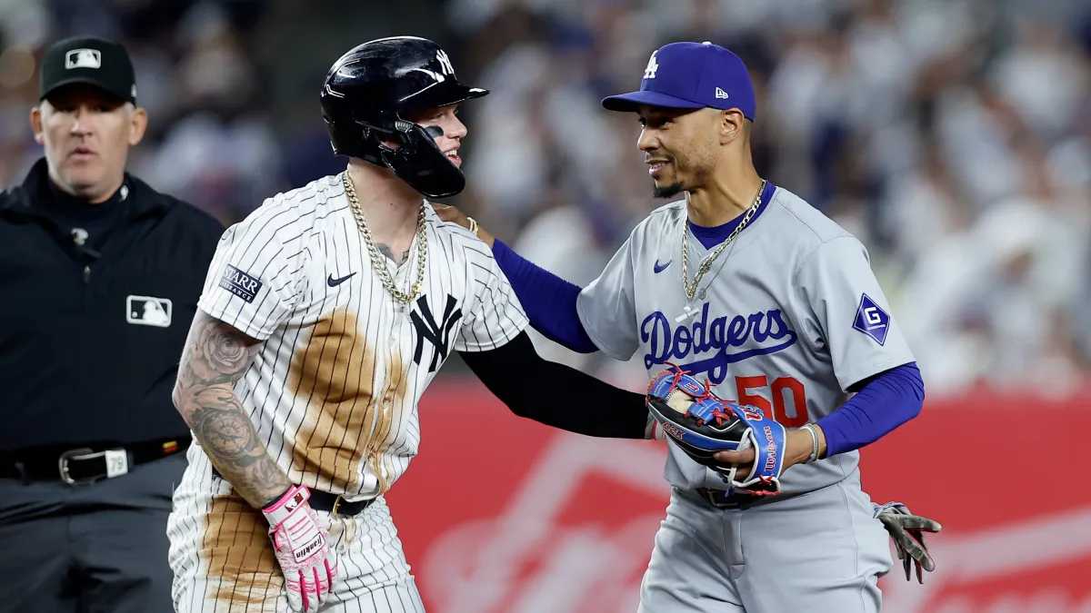 Yankees starter Alex Verdugo greeting a Dodgers player in 2024.