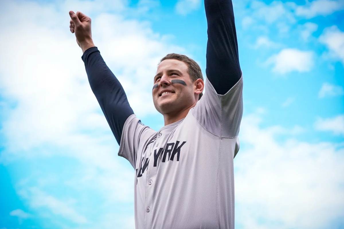 Anthony Rizzo, primera base de los Yankees, homenajeado por los Chicago Cubs en el Wrigley Field en septiembre de 2024.