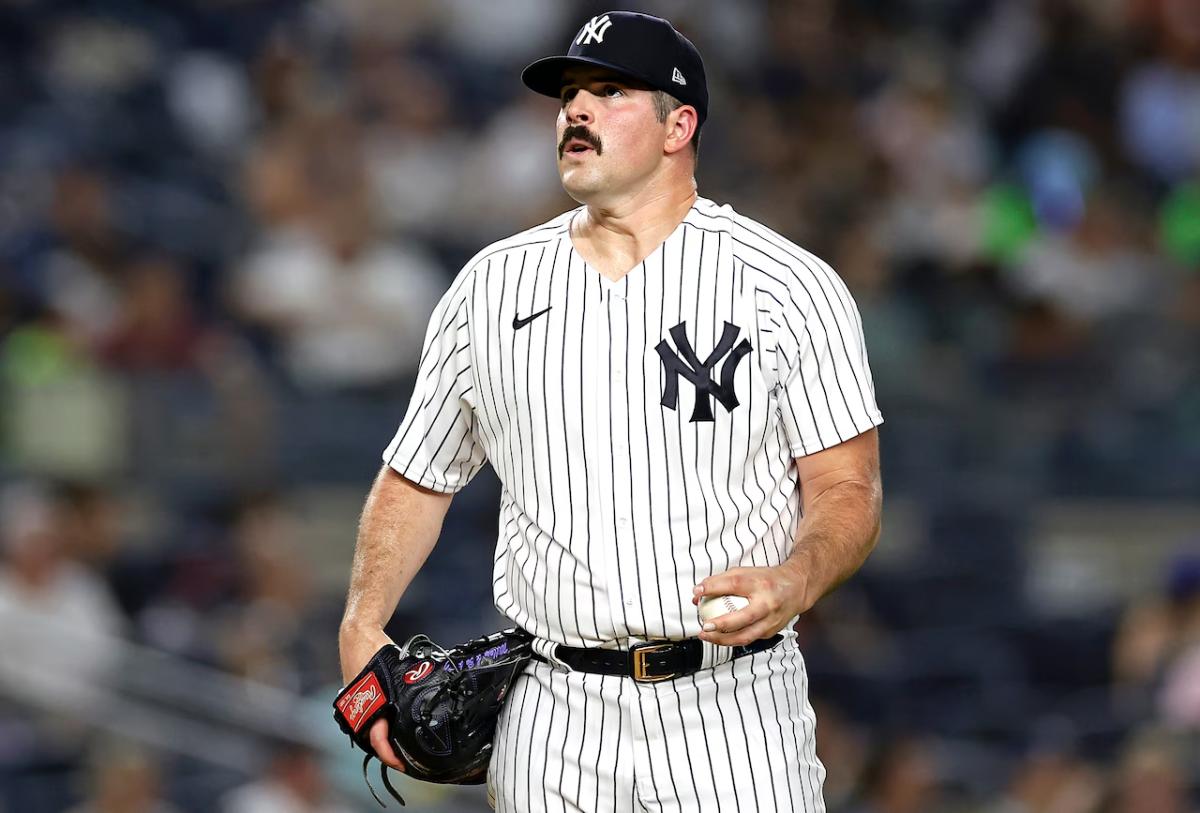 "Aaron Boone, manager de los Yankees, responde a las preguntas de los medios sobre el lanzador titular Carlos Rodon para el Juego 1 de la ALCS, explicando el proceso de toma de decisiones del equipo mientras deja sin resolver la elección final entre Rodon y Clarke Schmidt.