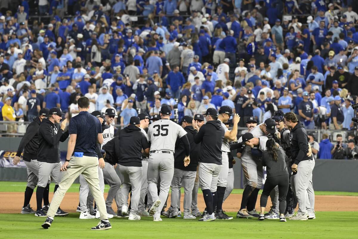 Miembros de los Yankees de Nueva York celebran tras derrotar a los Reales de Kansas City por 3-1 en el cuarto partido de una serie de playoffs de la División de Béisbol de la Liga Americana y pasar a la ALCS el jueves 10 de octubre de 2024, en Kansas City, Mo.