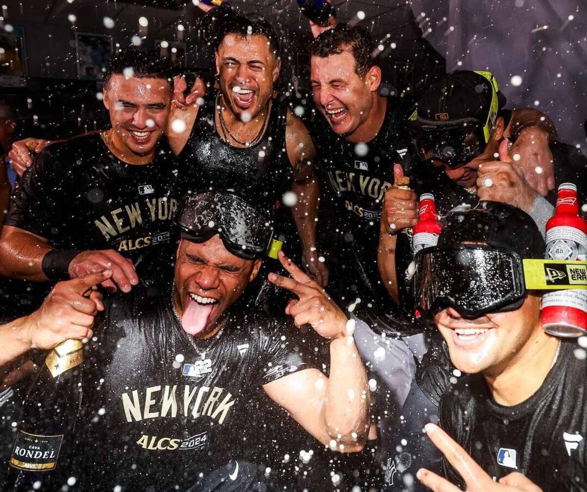 Los New York Yankees celebran su pase a la ALCS tras derrotar a los Royals en el Kauffman Stadium el 10 de octubre de 2024.